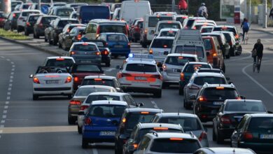 welche fahrzeuge dürfen auf fahrbahnen in zweiter reihe halten