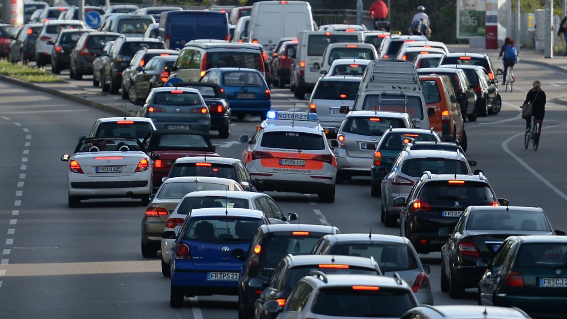 welche fahrzeuge dürfen auf fahrbahnen in zweiter reihe halten