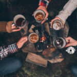 mit Familie am Feuer