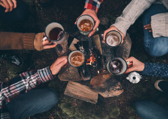 mit Familie am Feuer